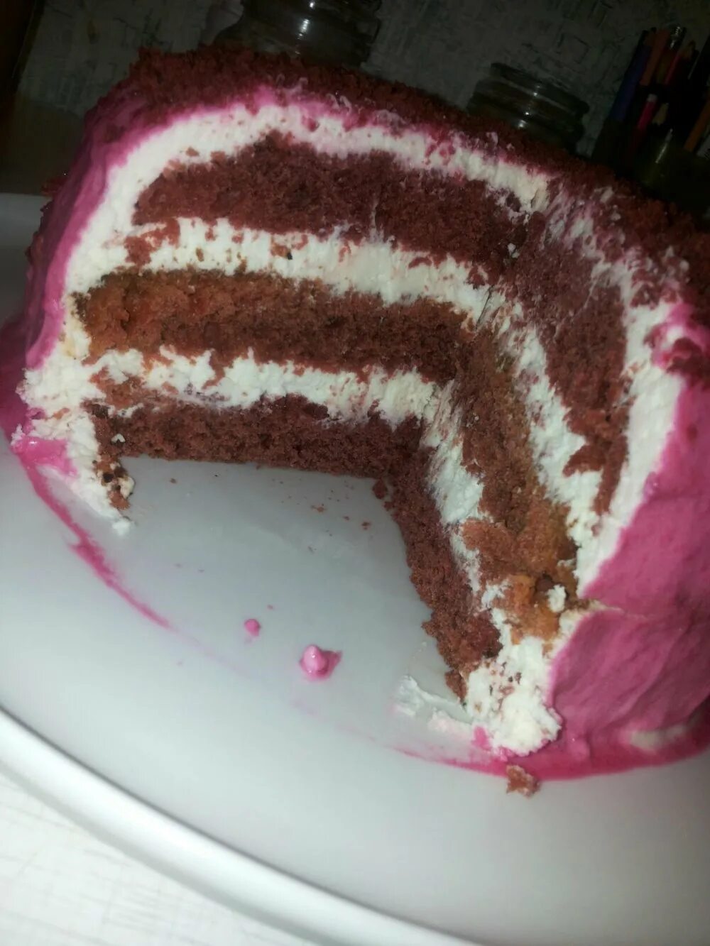 Красно зеленый бархат торт. Фисташковый бисквит, красный бархат. Торт бисквитный красный бархат. Торт красный бархат с малиновым конфи. Торты бархатные с сыром.