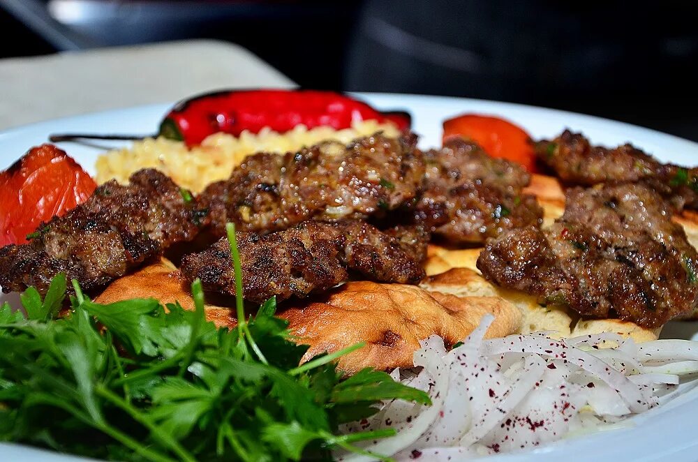 кебаб из телятины. кебаб болгария. Kebab king екатеринбург меню. кебаб с помидорами. кебаб кинг шадринск.