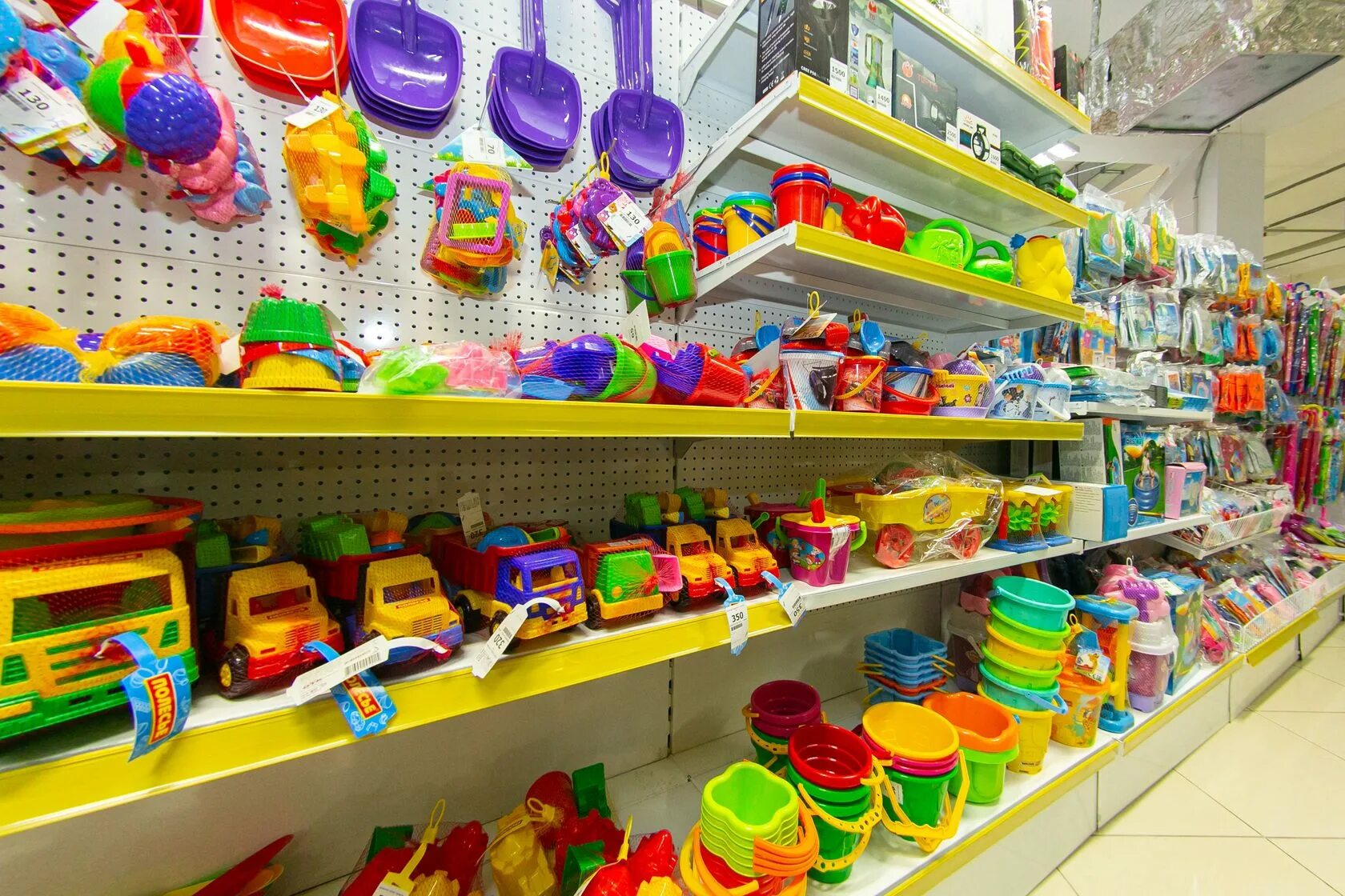 детские магазины в твери. ребенок в магазине. товары для малышей магазин. мегамаркет детские товары. коляски для детей в магазине.