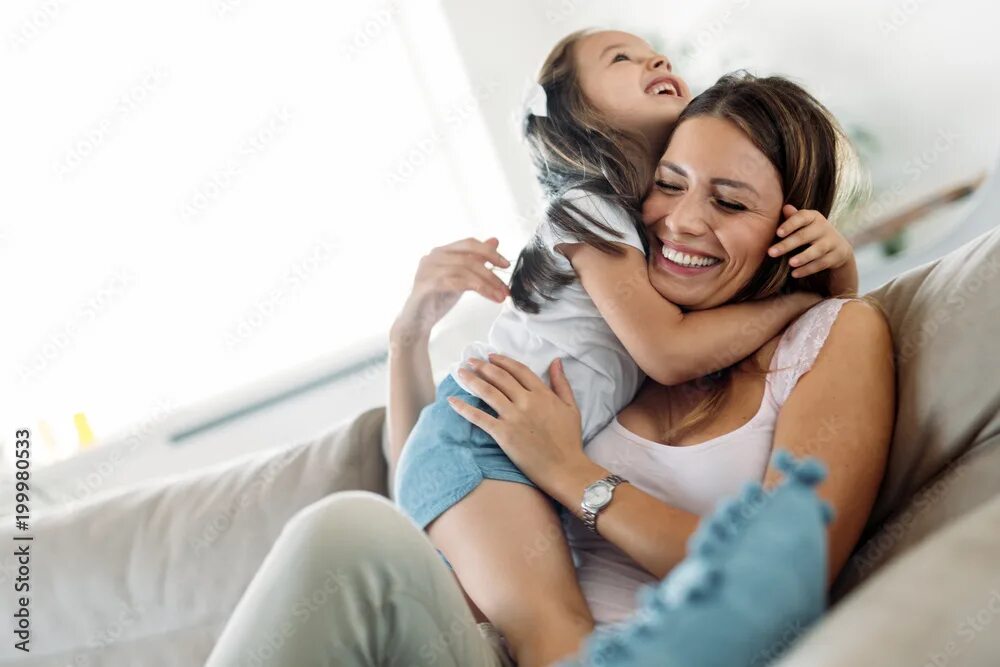 Мать и ребенок воспитание. Семья родителя одиночки. Жена и мать игра. Home mom blinfold. Семейная фотосессия на кухне.
