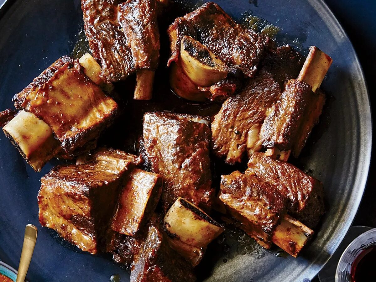 Приготовить ребра на сковороде сочно и вкусно. Braised beef short rib. ребра шорт рибс гриль. томленые говяжьи ребра. ребра говяжьи шорт рибс.