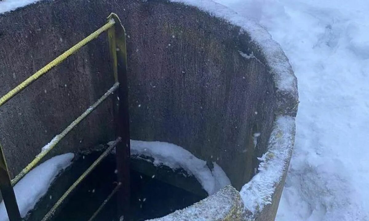 Колодец. Колодец для воды. Колодец фото. Упала вода в колодце