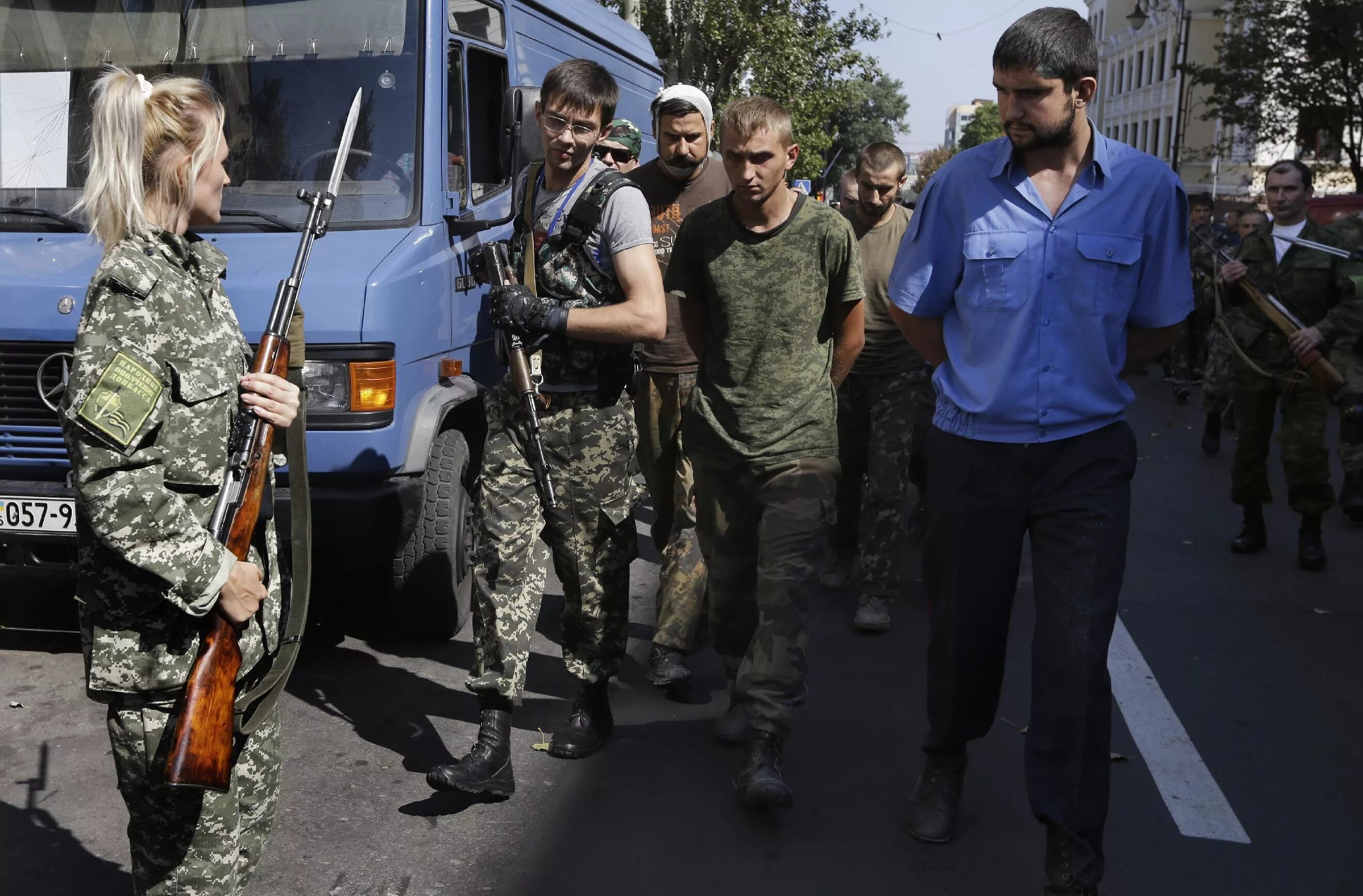 Пленные украинские военные в 2014.