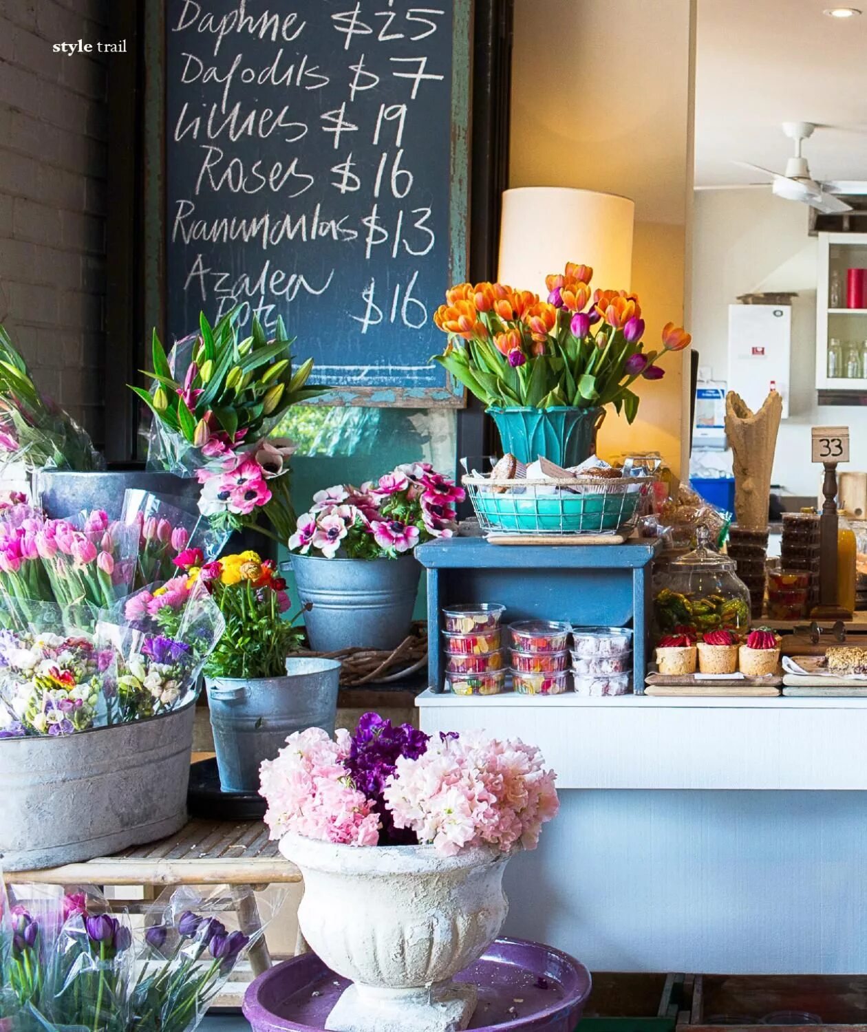 Цветочный магазин букет. Цветочный магазин. Необычный магазин цветов. Красивый цветочный магазин. Декор цветочного магазина.