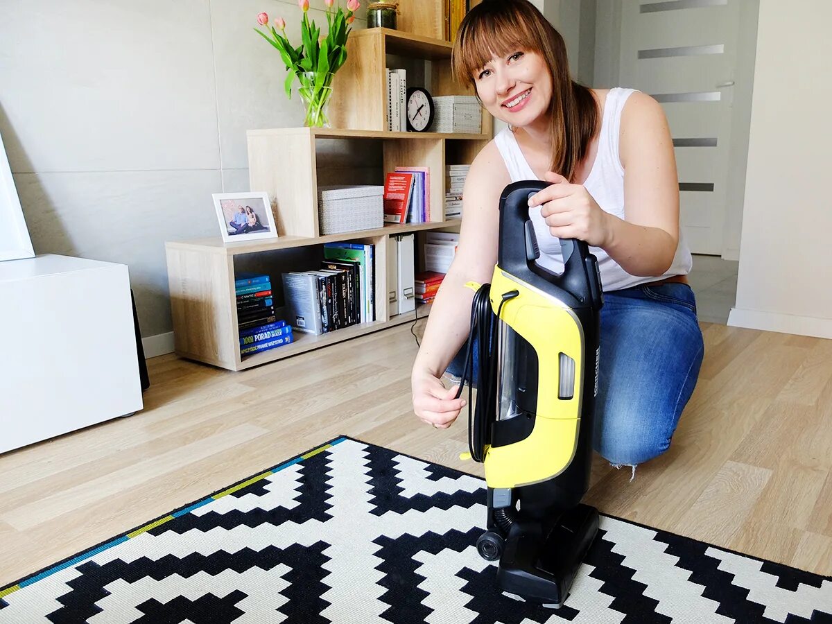Пылесос керхер как пользоваться видео. Бытовой пылесос karcher 425020. пылесос karcher vk5. девушка керхер. вертикальный пылесос karcher.