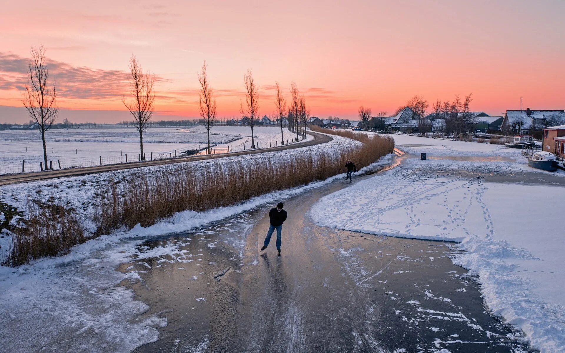 Бежит ручьем вода нету снега нету льда. Река зимой. Лед на реке. Река покрытая льдом. Лед на реке зимой.