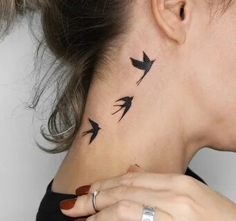 Татуировки птиц на шее