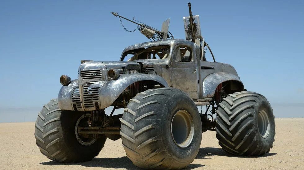 14 с большими колесами. Mad Max машина монстр трак. Монстр трак Bigfoot. Бигфут машина Безумный Макс. Безумный Макс дорога ярости машины бигфут.