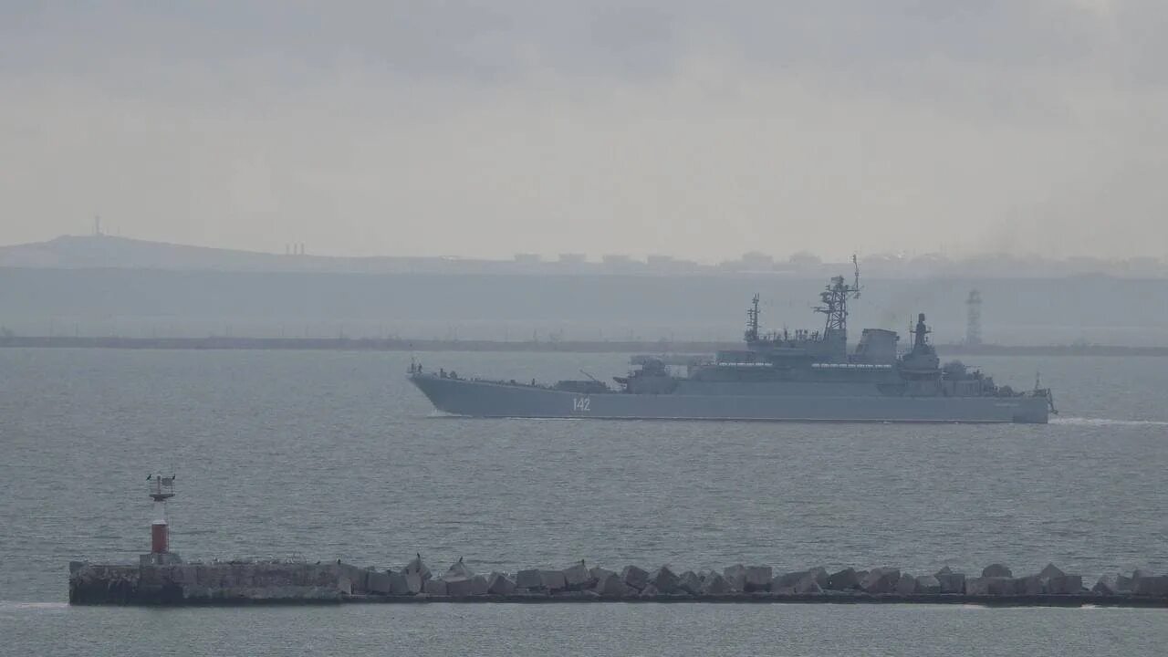 Военный корабль рассвет. Сторожевой корабль донбасс. Корабли азовское море. Военный флот рф в азовском море. Корабль вмф украины в керченском проливе.