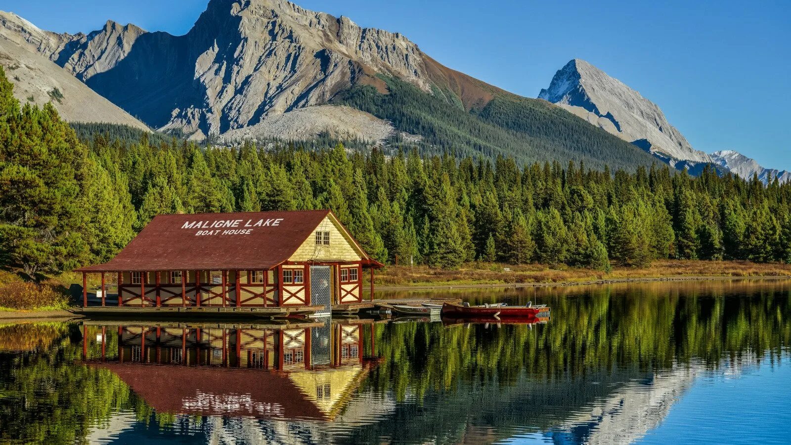 Горы домики озеро. Домик в национальном парке Канады Джаспер. Канада, Джаспер, озеро. Озеро Малайн, национальный парк Джаспер, Канада. Яспер Канада парк.