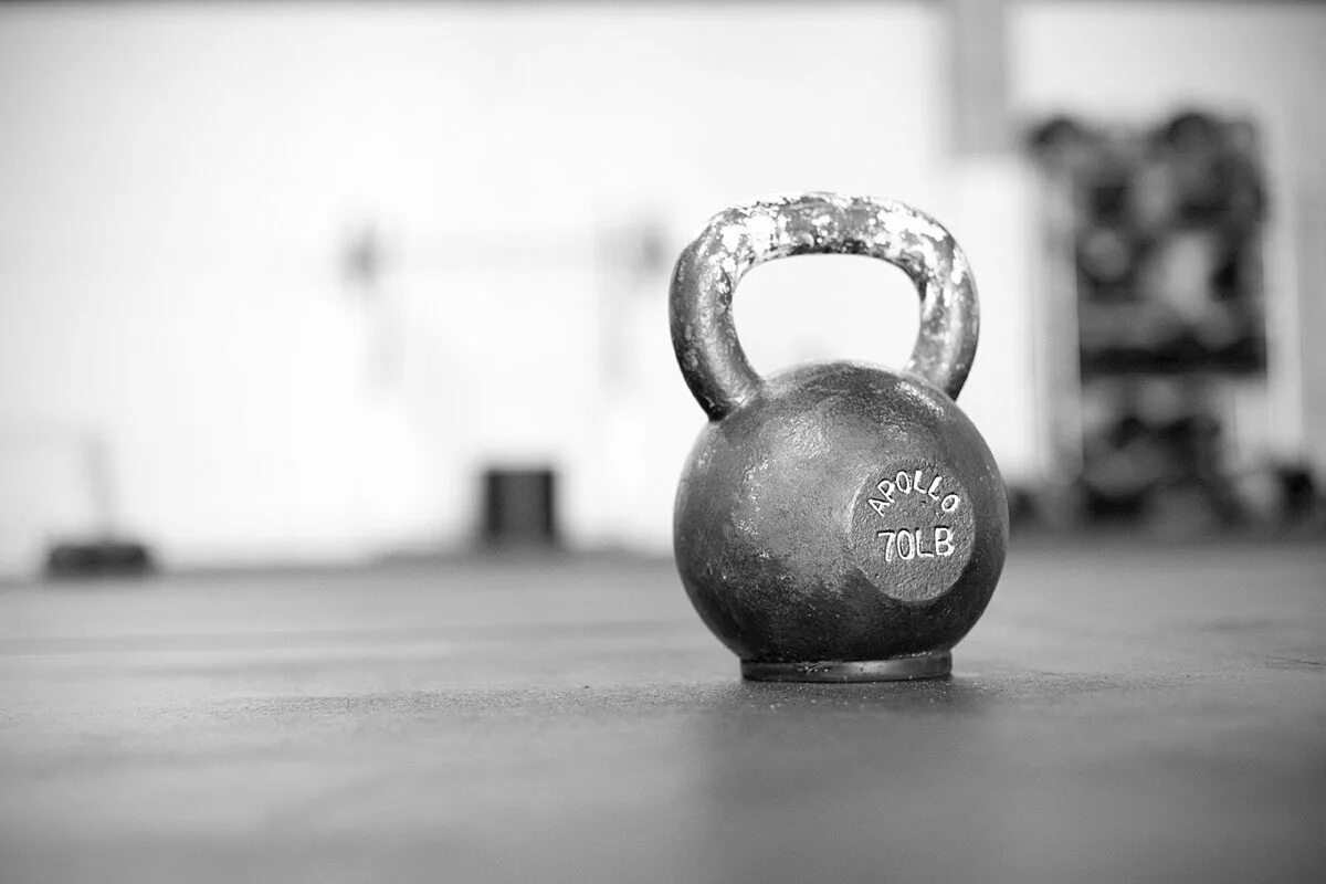 Гиря клоун. Kettlebell Swings кроссфит. Гиря. Гири для фитнеса. Гиря кроссфит.