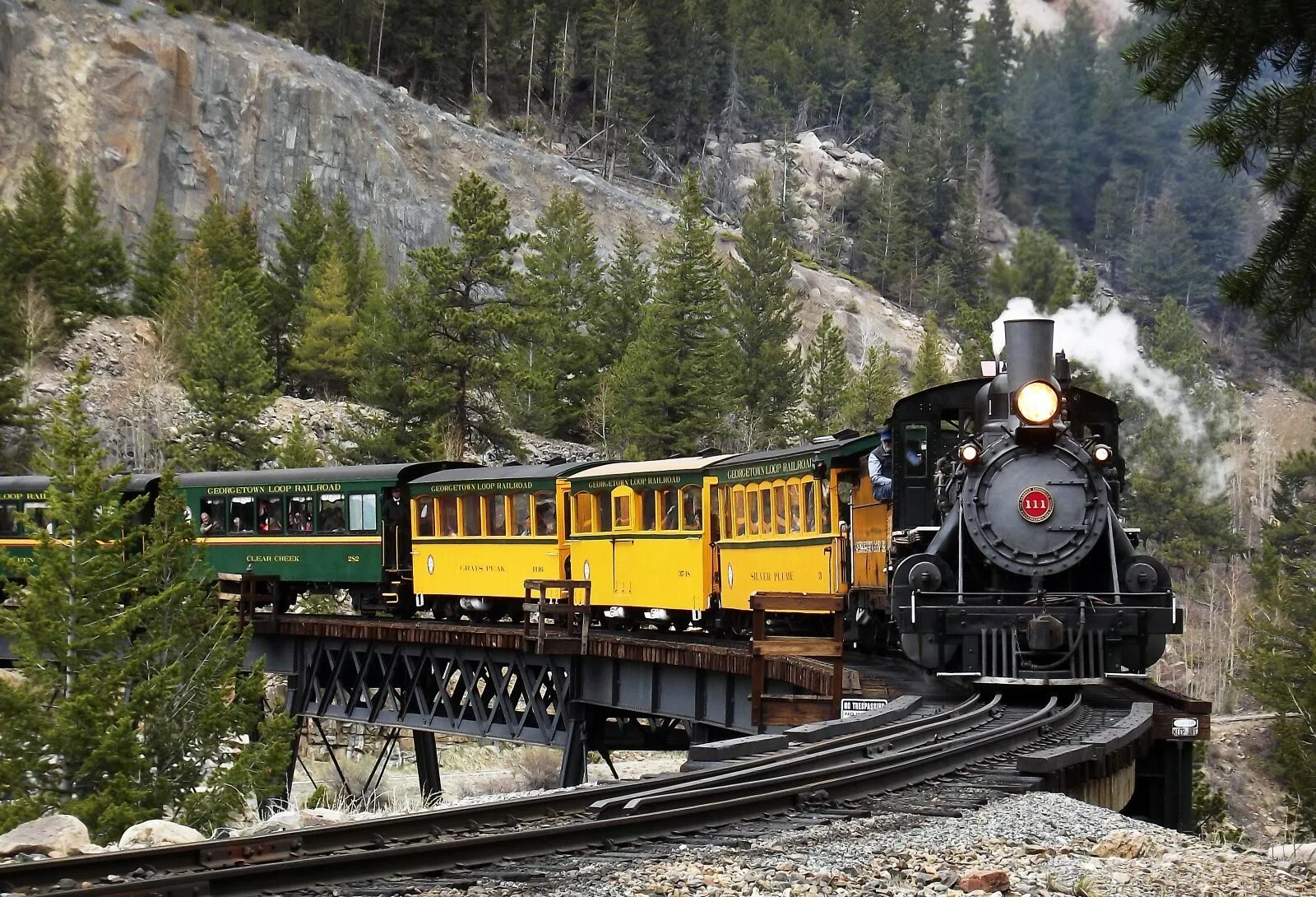 Train banks. Georgetown loop Railroad Колорадо. Кольцевая железная дорога Джорджтауна. Rail Train железная дорога. Джорджтаун штат Колорадо.