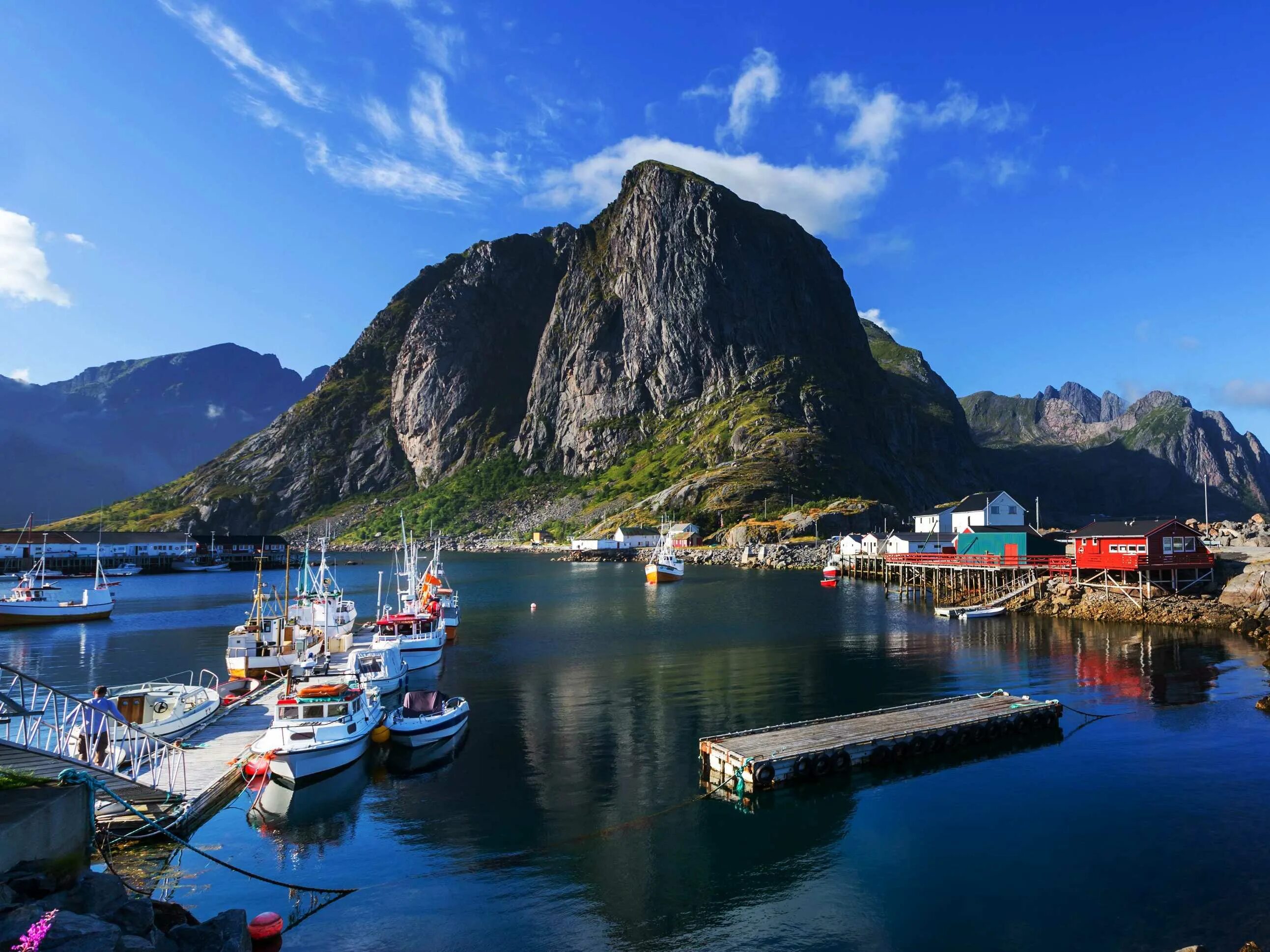 Какая страна имеет природную достопримечательность фьорды. Архипелаг Лофотен Норвегия. Лофотенские острова, Норвегия Лофотенские острова. Лофотены Норвегия достопримечательности. Скандинавия фьорды.