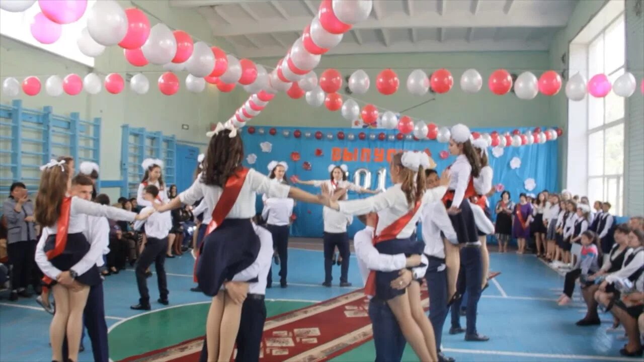 Выпуск 2019 школа. Школа имени Шухова Пресновка. Последний звонок в школе 2019. Последний звонок танец 1 и 11 классы. Вальс на последний звонок.