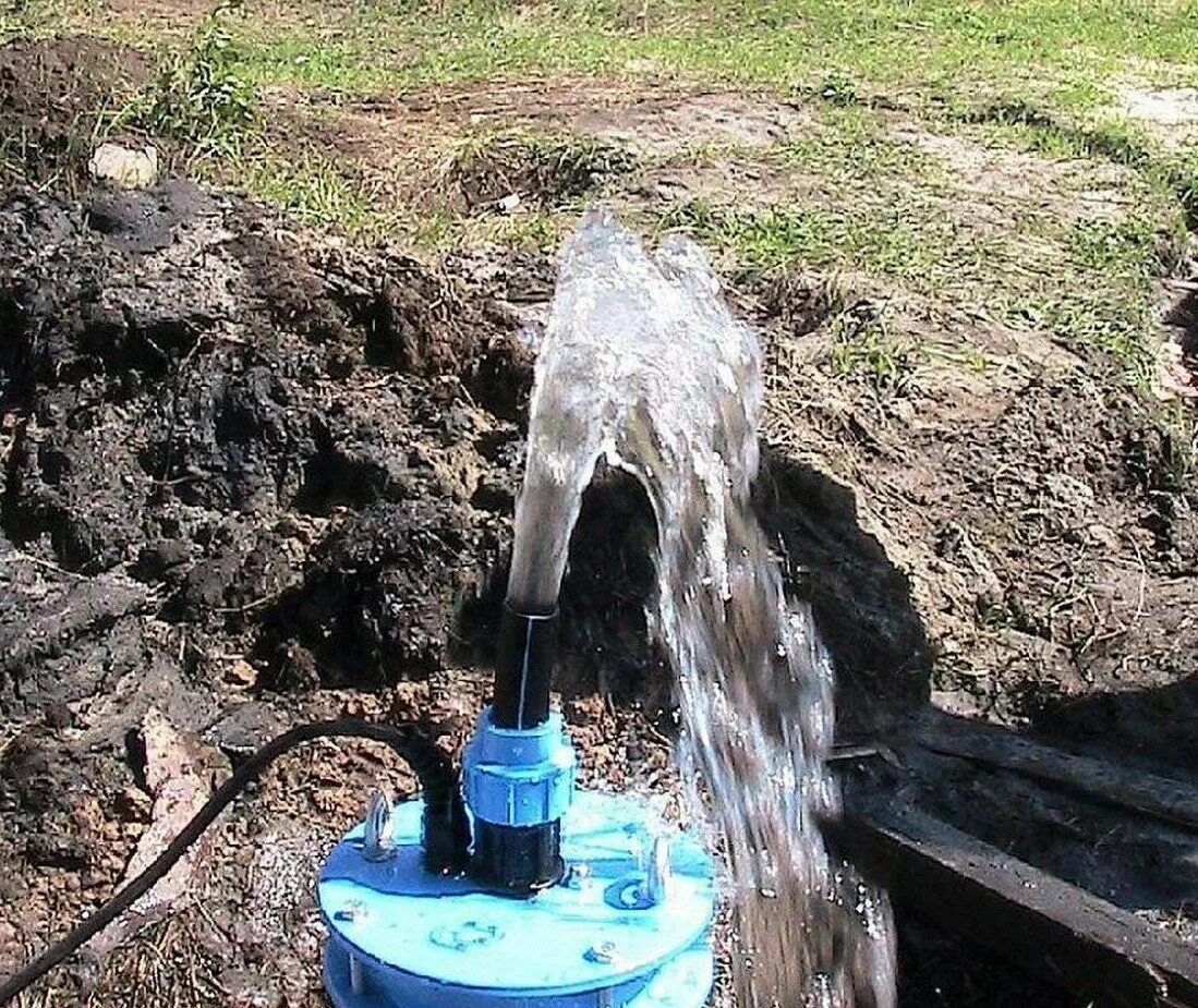 Бурение на воду нижегородская область. Скважина на воду. Бурение скважин на воду. Скважина на участке. Бурение артезианских скважин.