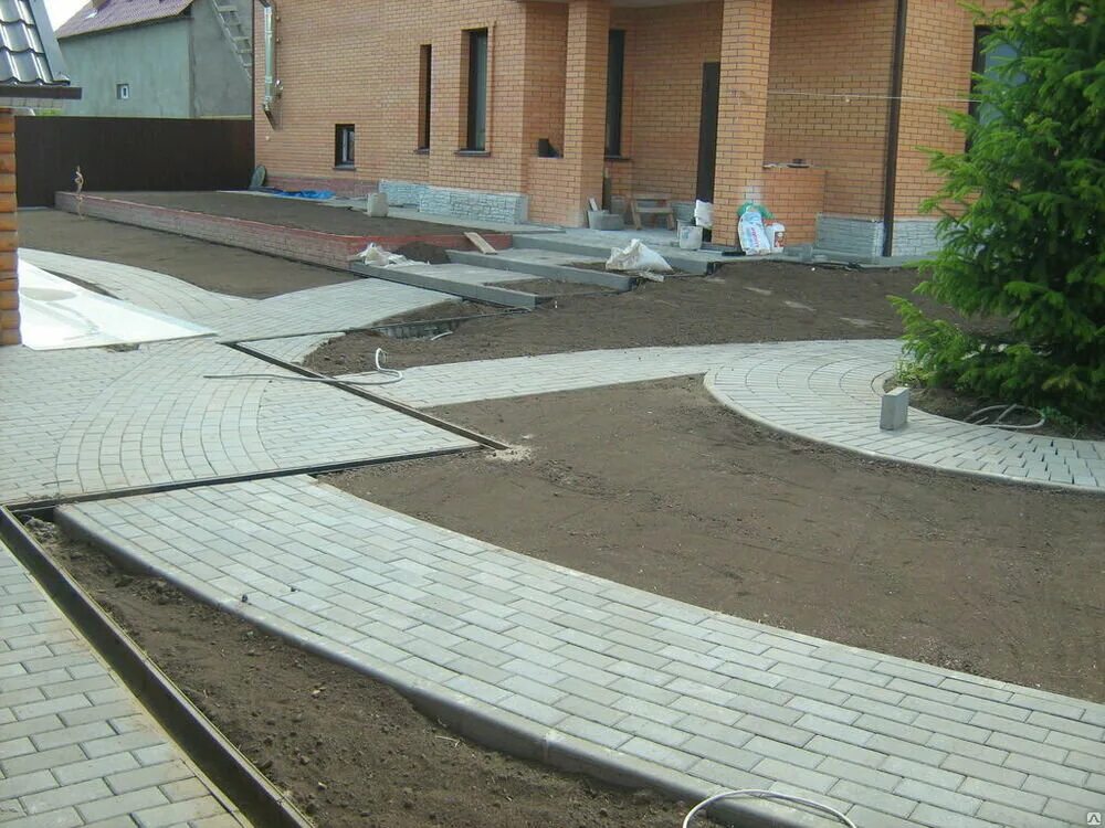 Площадка под плитку. Разуклонка брусчатки. парковка из брусчатки. площадка из брусчатки. парковка из тротуарной плитки.