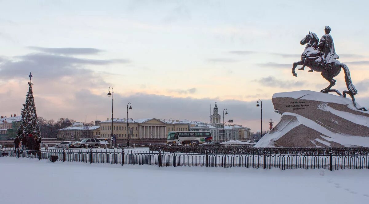 Санкт-петербург зима петр 1. Петербург медный всадник зимой. Питер медный всадник зима. Медный всадник зимой. Медный всадник зимой.