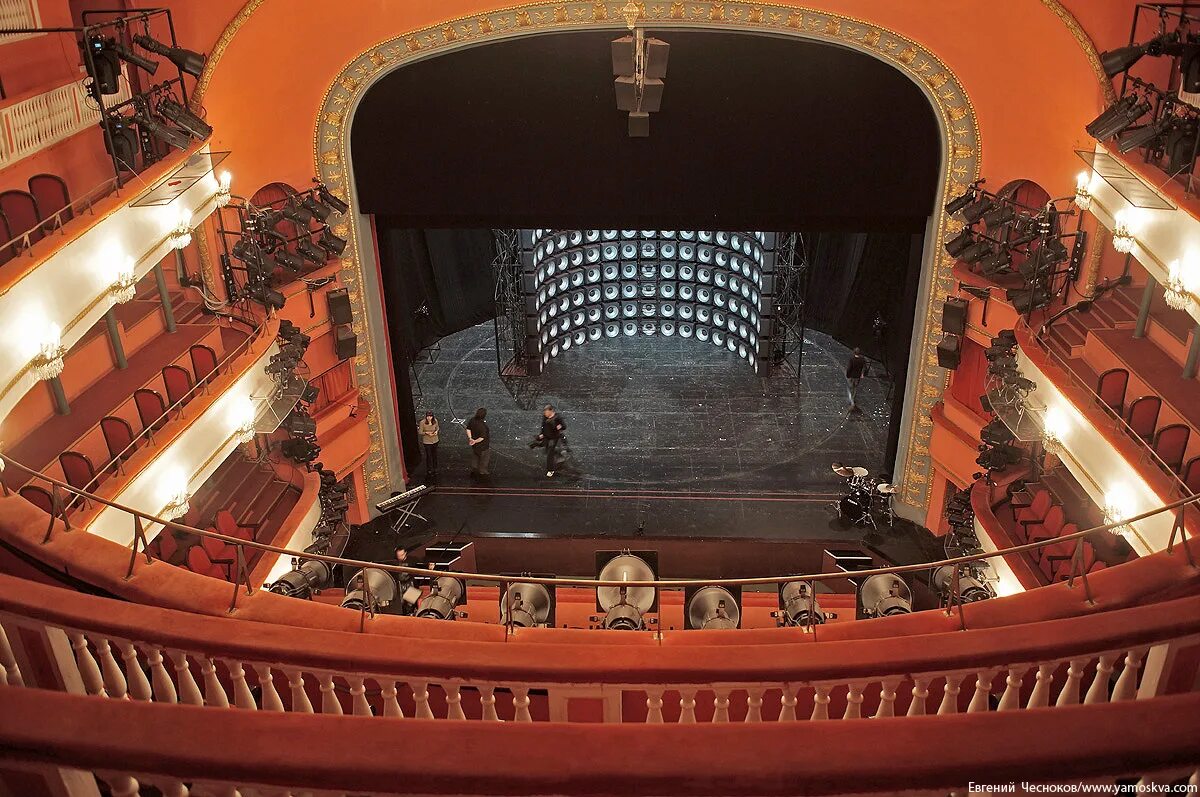 Театр имени маяковского отзывы. Театр маяковского афиша. Школа жен мольер спектакль. Театр маяковского зал. Московский академический театр имени в.