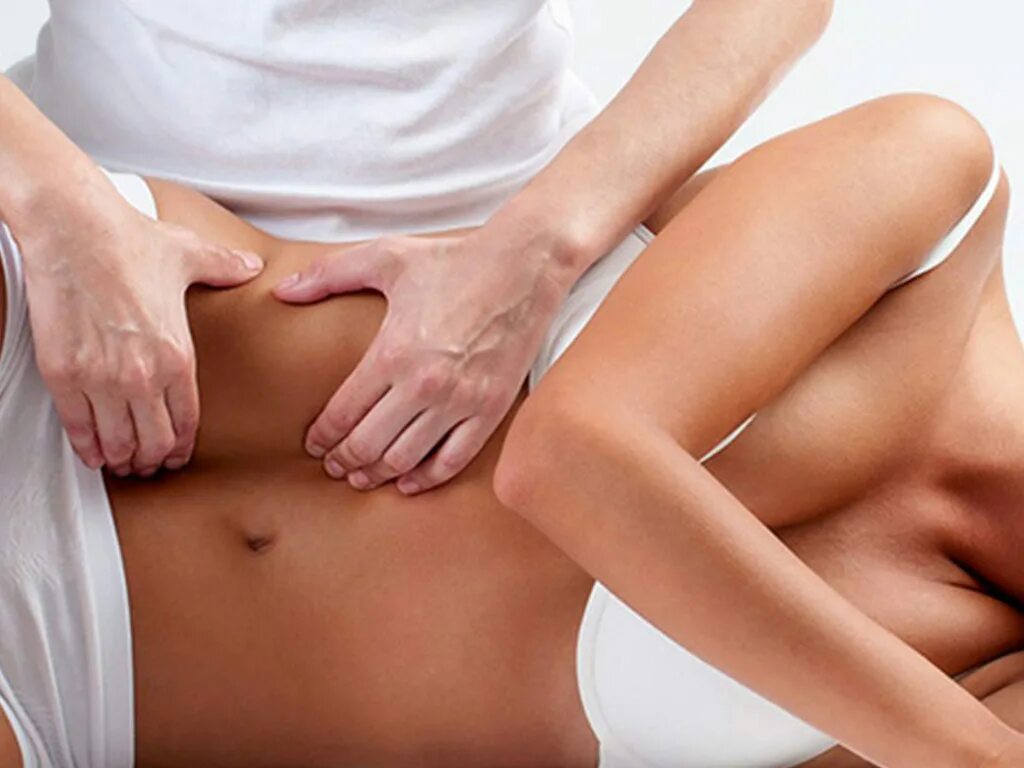 ручной массаж. массаж коррекция фигуры. массаж живота девушке. антицеллюлитный массаж ручной. девушка делает массаж живота.