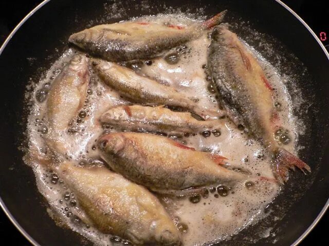 Пескарь жареный. Дешевая рыба для жарки. Живая рыба на сковородке. Мраморная рыба для жарки.