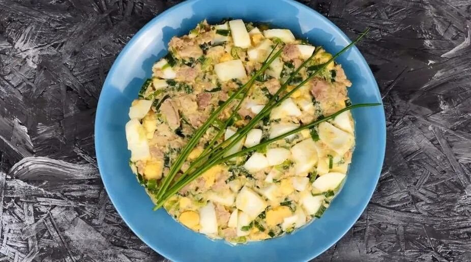 Салат с сардиной. Салат из печени трески с яйцом и луком. Салат печень трески зеленый лук. Салат из печени трески с огурцом и яйцом. Салат из тресковой печени.