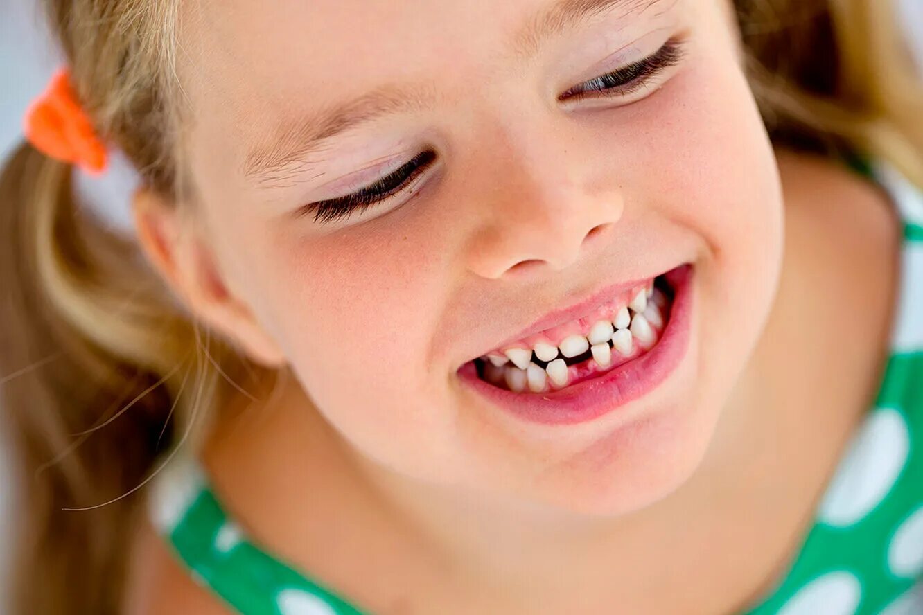 Ребенок год скрежет зубами. Красивые детские зубы.