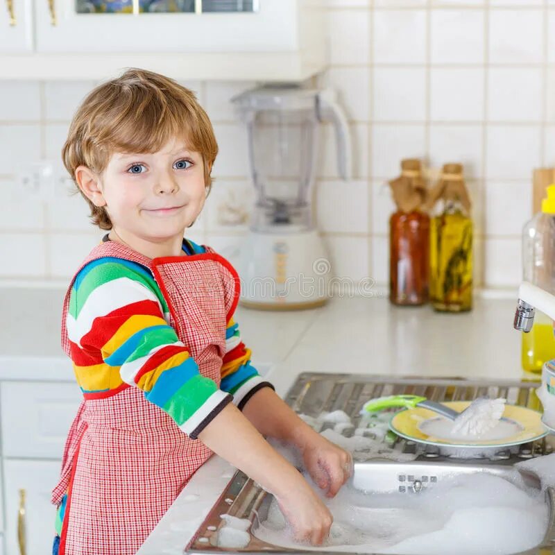 Кухня для детей. Ребенок моет посуду. Ребенок помогает по дому. Девочка подросток моет посуду. Мальчик моет посуду