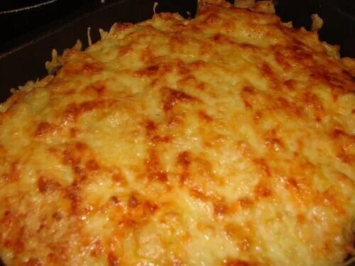 запеканка с тертым картофелем. жареная картошка с фаршем на сковороде с луком. картофельная запеканка с фаршем и сыром на сковороде. картофель запеченный с фаршем. страва:«макаронник».