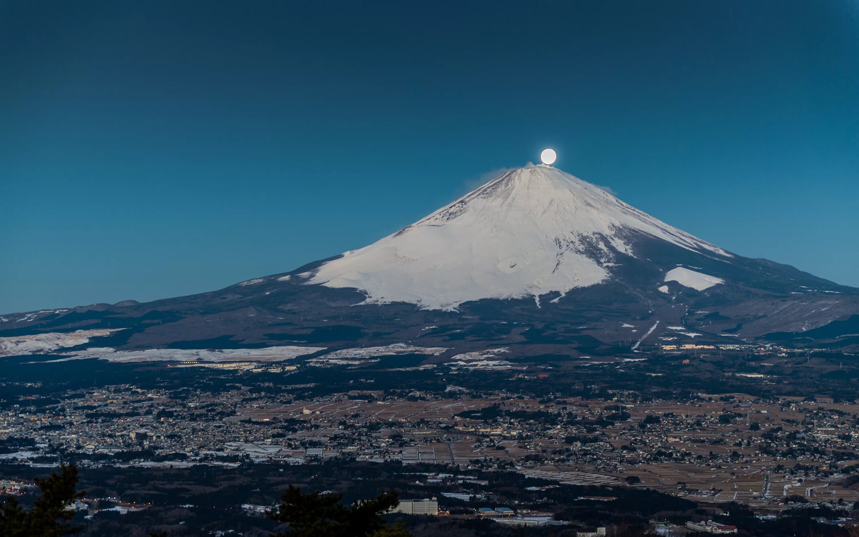 Гора Фудзияма в Японии. Гора Фудзи это вулкан. Гора Арарат. Гора Фуджи город. Фудзияма извержение