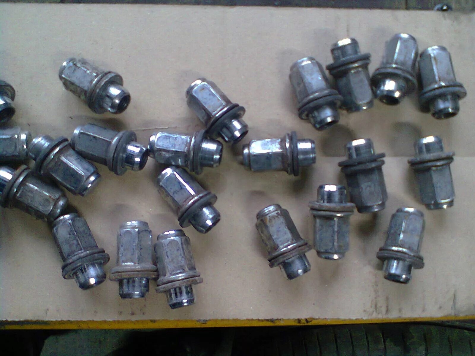 Гайка колеса тойота камри 70. 5. Оригинальные гайки тойота. Гайка колеса тойота с шайбой. Гайка колесная toyota.