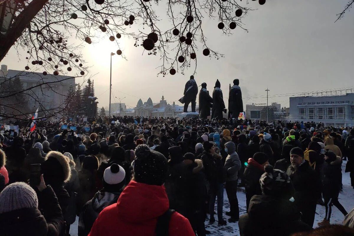 Картинка митинг. Протесты Новосибирск 2021. Митинг 23 января 2021 Новосибирск. Митинг Навального в Новосибирске. Протест на площади Ленина Новосибирск.