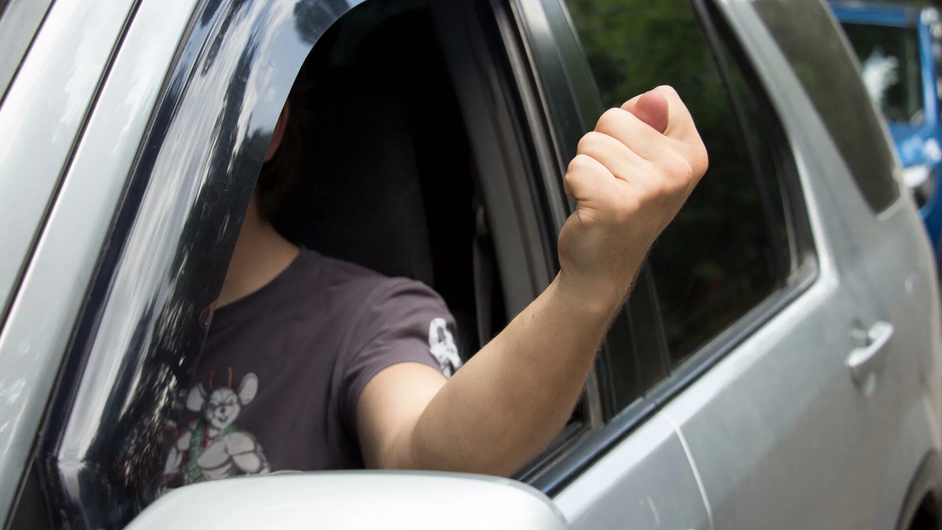 Сигналы водителей на дороге. Жесты водителей на дороге. Рука из окна машины. Жесты водителей на дороге руками. Палец из окна машины.