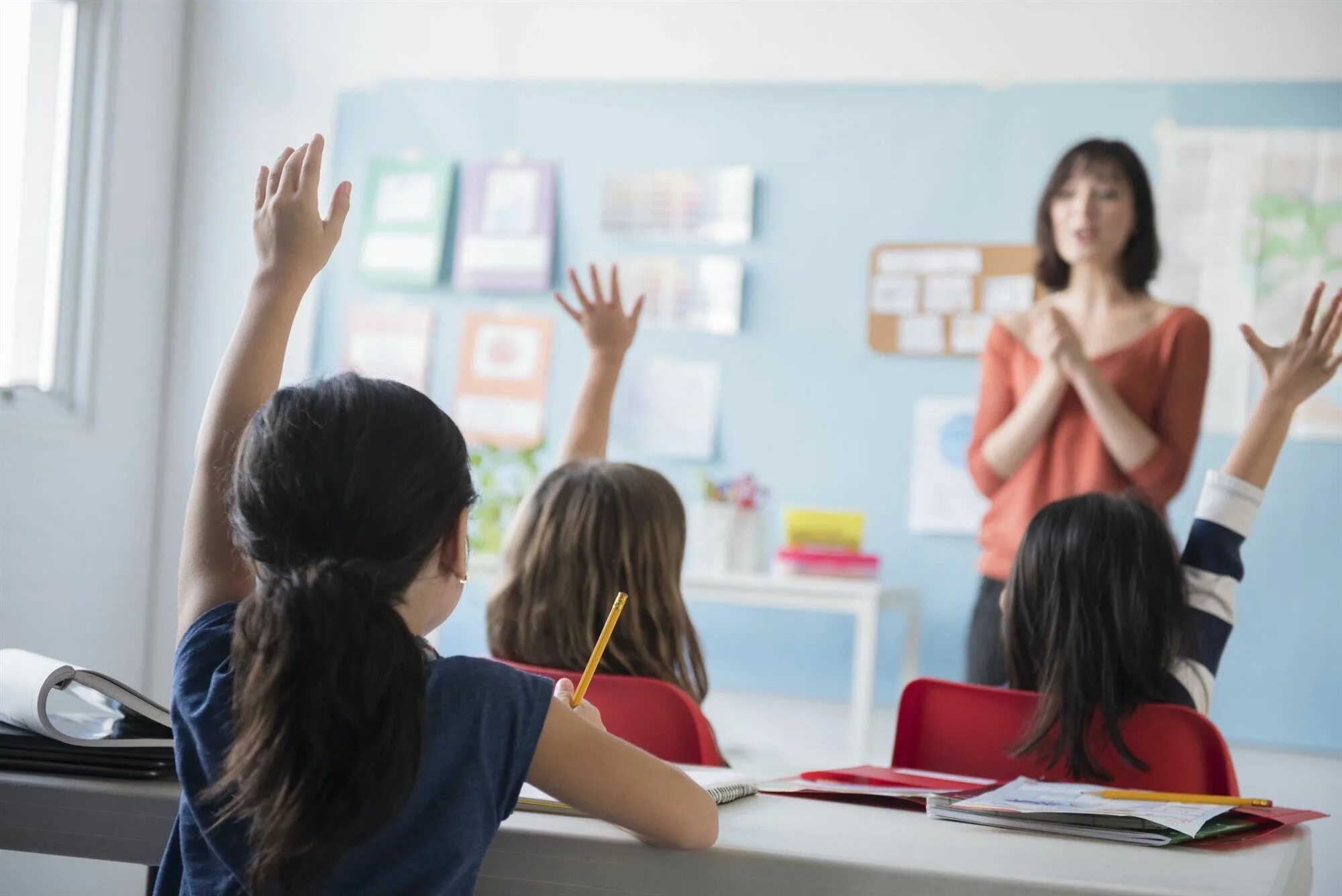 Hand class. Учитель и здоровье в классе. shout in classroom. mental health classes. pictures to raise discussion.