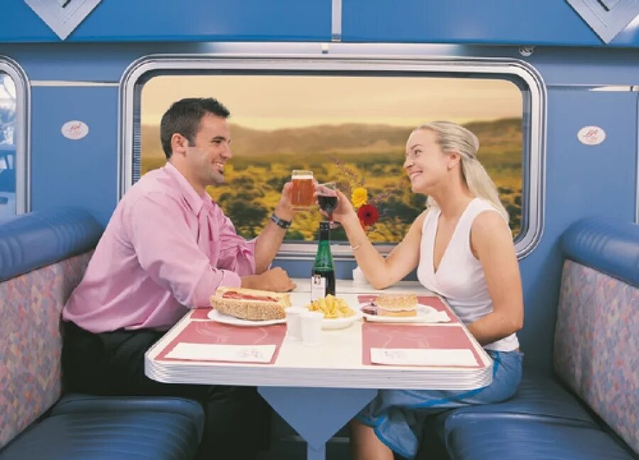 Междугородные разговоры. Мужчина и женщина в поезде. Путешествие на поезде. Попутчики в поезде. Люди в купе поезда.