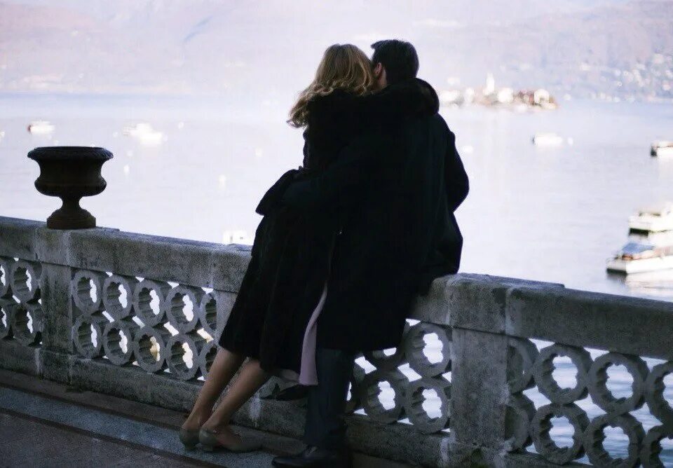 Влюбился сбегаю. Встреча влюбленных. Двое на мосту. Влюбленные / Belle du Seigneur (2012). Расставание на мосту.