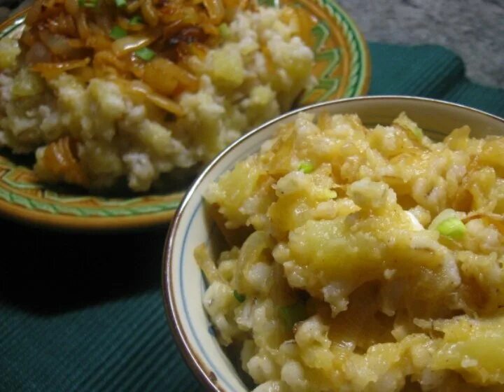 Перловая каша со шкварками и луком. Каша с картошкой. Пшеничная каша с картошкой и луком. Мульгипудер блюдо.