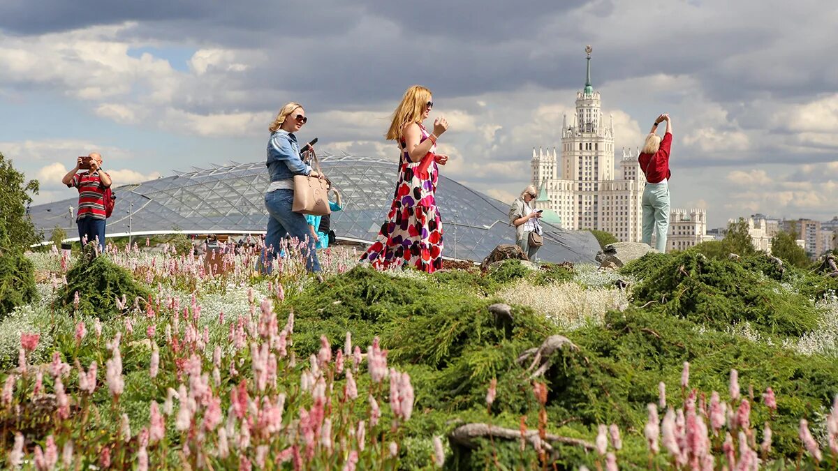 Куда сходить в москве подросткам летом 2025. Москвичи летом. лето в москве. зарядье. парк зарядье фото.