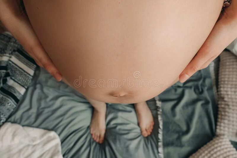 Беременный живот сверху. Живот вид сверху. Большой пупок беременной.