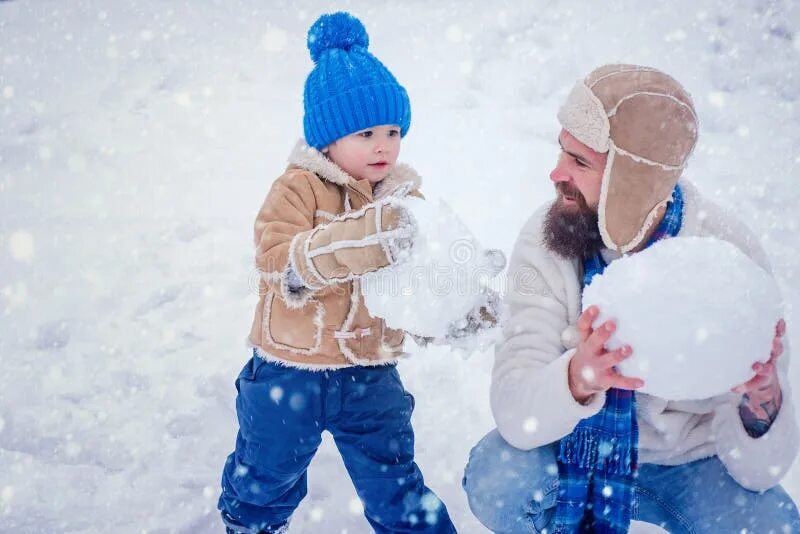 Making snowballs. Отец зима. фото мамы и сына со снеговиком. making a snowball.
