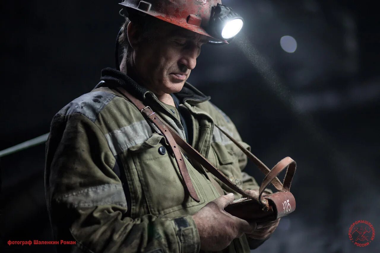 Шахта костромовская ленинск-кузнецкий. Sl 300 комбайн шахтный. Красивый шахтер. Метро диафильм. Норильский никель комсомольский рудник.