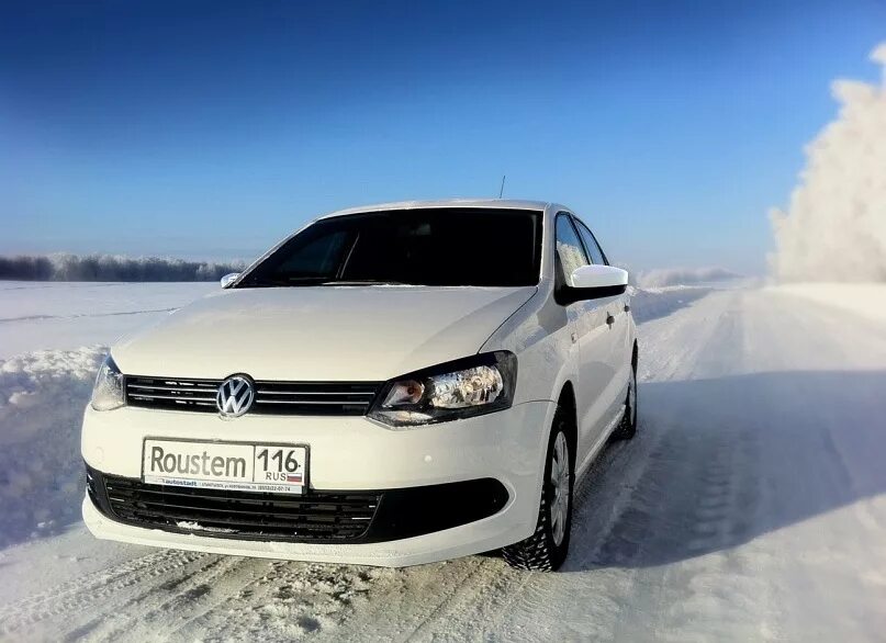 Фольксваген поло 2021 зимой. Белый фольксваген поло зимой. Vw polo sedan зима. Поло аварийных 2021 зима. Volkswagen polo 2012 года зима.