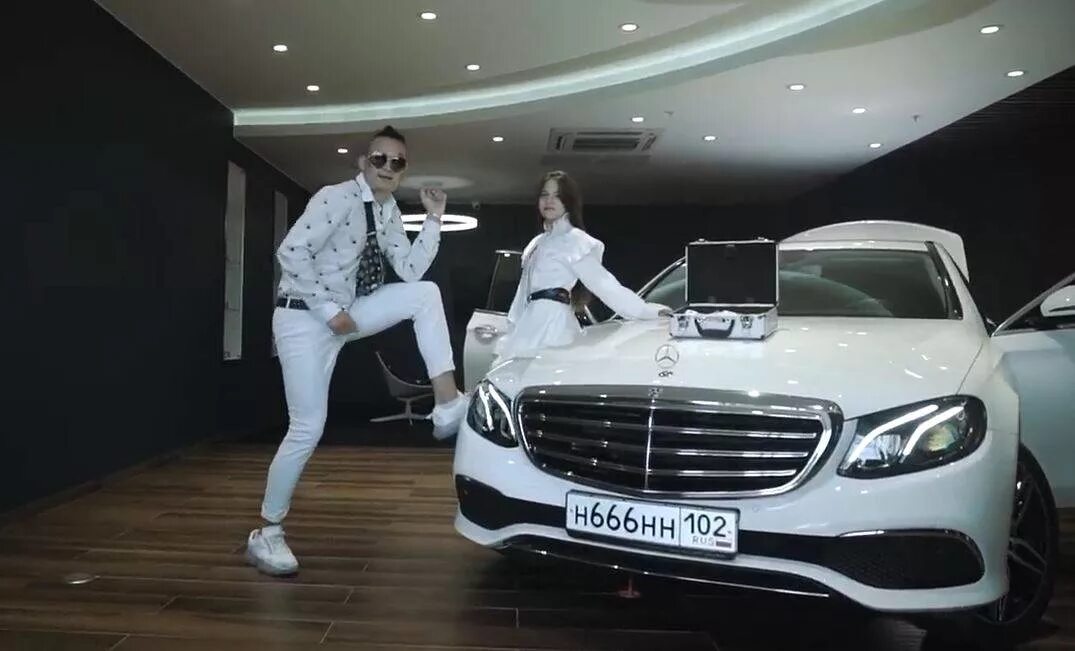 Песня моргенштерна новый мерин. Mercedes-benz e200 моргенштерн. машина моргенштерна кадиллак. мерседес е200 моргенштерна. моргенштерн кадиллак и мерин.