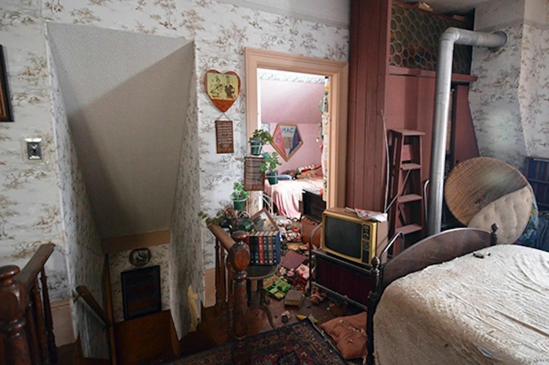 Квартира в которой никто не живет. Дом в котором никто не проживал. Фото квартиры в которой никто не живёт. Квартира в Париже. Пустовавшая десятки лет фото.