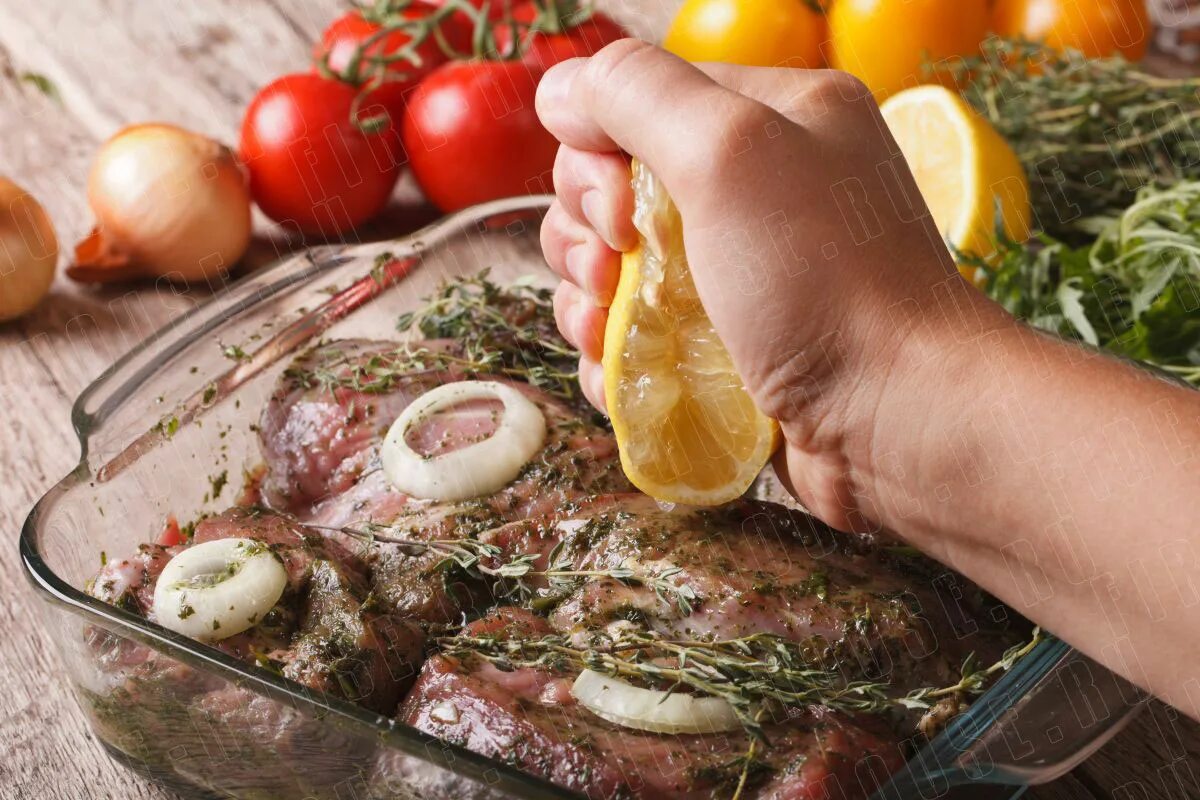 Как сделать чтобы мясо было сочное. Маринад для мяса. маринованное мясо для шашлыка. мясо в маринаде для шашлыка. маринад для шашлыка из свинины.