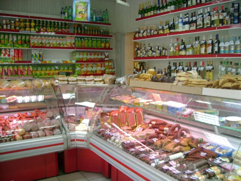 Продуктовый магазин через прилавок. Маленький продуктовый магазин. Витрина продуктового магазина. Прилавок продуктового магазина. Прилавок обслуживания