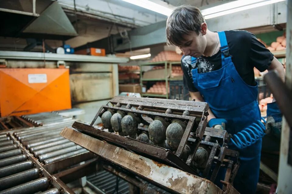 Как делают игрушечные. Фабрика игрушек в китае. Фабрика игрушек в китае. Фабрика фабрика игрушек сергиев посад. Мастер деревянных игрушек.