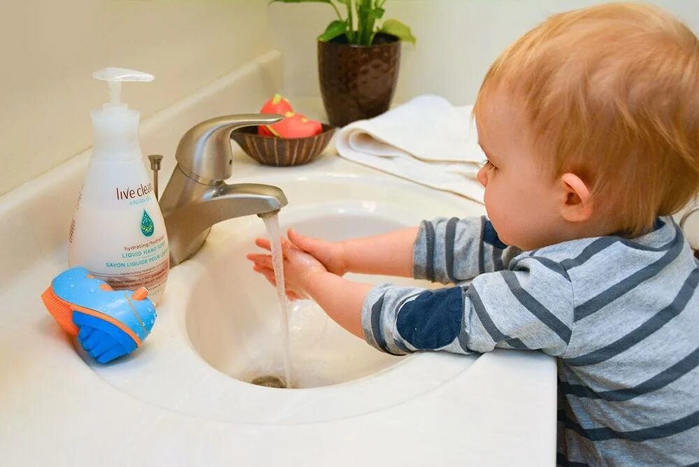 I wash my face and hands. Ребенок умывается. Умывание ребенка. Умывание дошкольников. Ребенок умывает лицо.