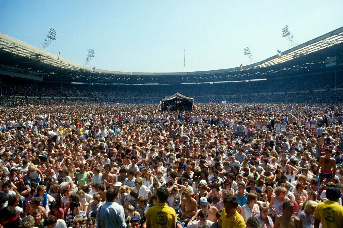 Квин стадион уэмбли. Концерт на Уэмбли 1985. Live Aid стадион Уэмбли. Queen Wembley 1985 концерт. Live Aid 1985 Wembley.