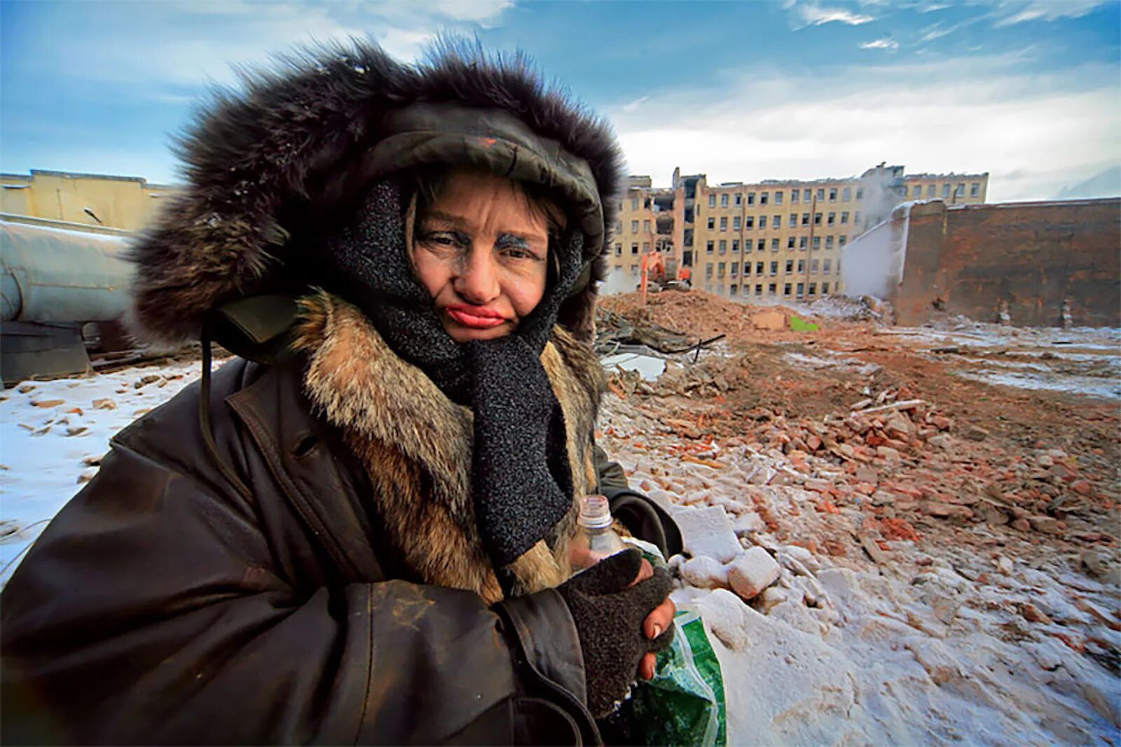 Питерская блогерша с бомжами. Бомж в шубе. Бомжиха в шубе.