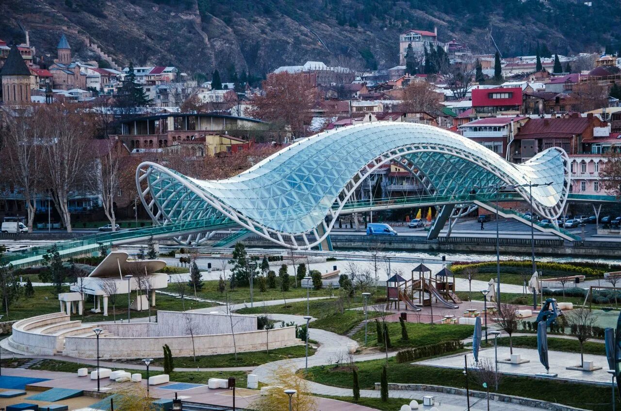 Современный тбилиси. Пешеходный мост в Тбилиси. Стеклянный мост в Тбилиси.